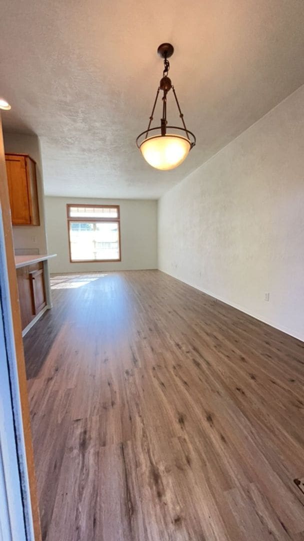 Building Photo - 3 Bedroom 2 Bath Single Family Home with F...