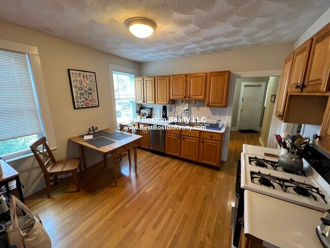 Foto del edificio - 24 Ellington Rd