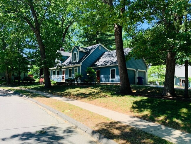 Building Photo - The Lakewood Cape