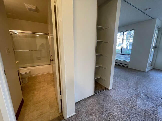 Foto del edificio - STUDIO First Floor Apartment Available in ...