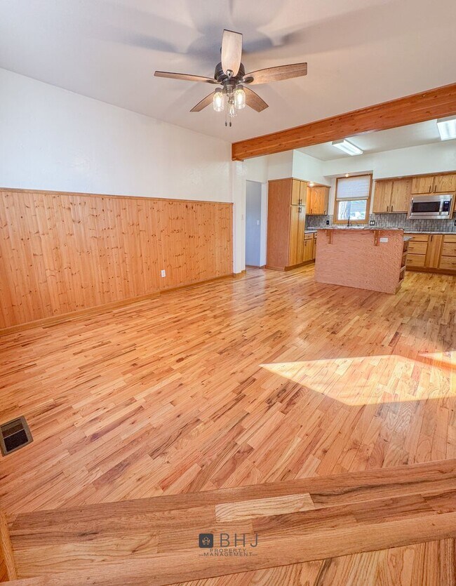 Foto del edificio - LARGE, PET-FRIENDLY 4 BED/ 3 BATH SINGLE F...