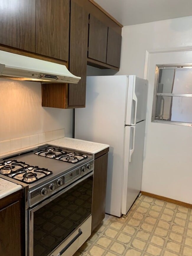Building Photo - 2 Bed 1 Bath Second Floor Unit