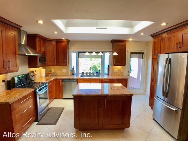 Building Photo - 879 S Knickerbocker Dr