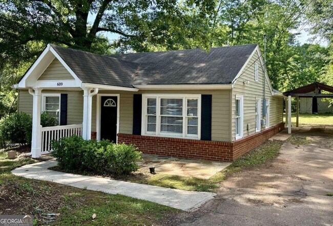 Building Photo - 609 San Fernando Dr