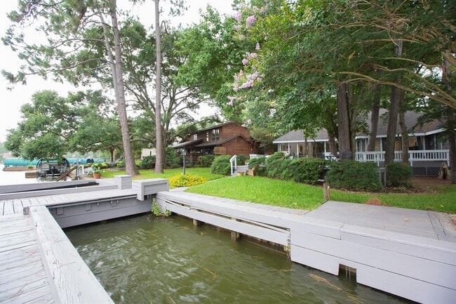 Building Photo - 3007 Willowbend Rd