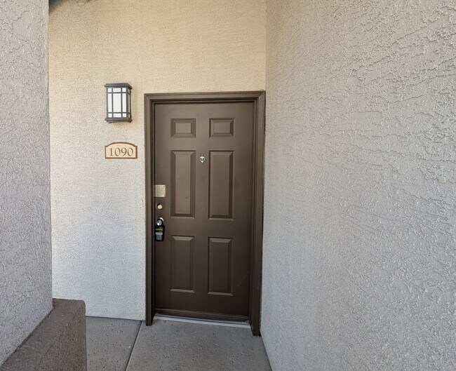 Foto del edificio - 2 Bedroom Condo Unit in the Solana Condominium Homes Community Near E Baseline Rd and Higley Rd!