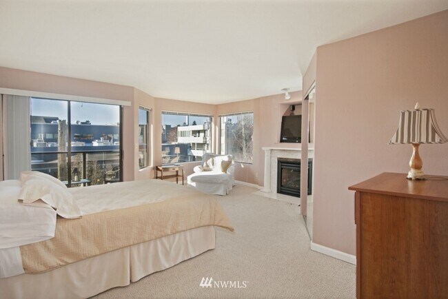 Large Master Bedroom - 7850 E Green Lake Dr N