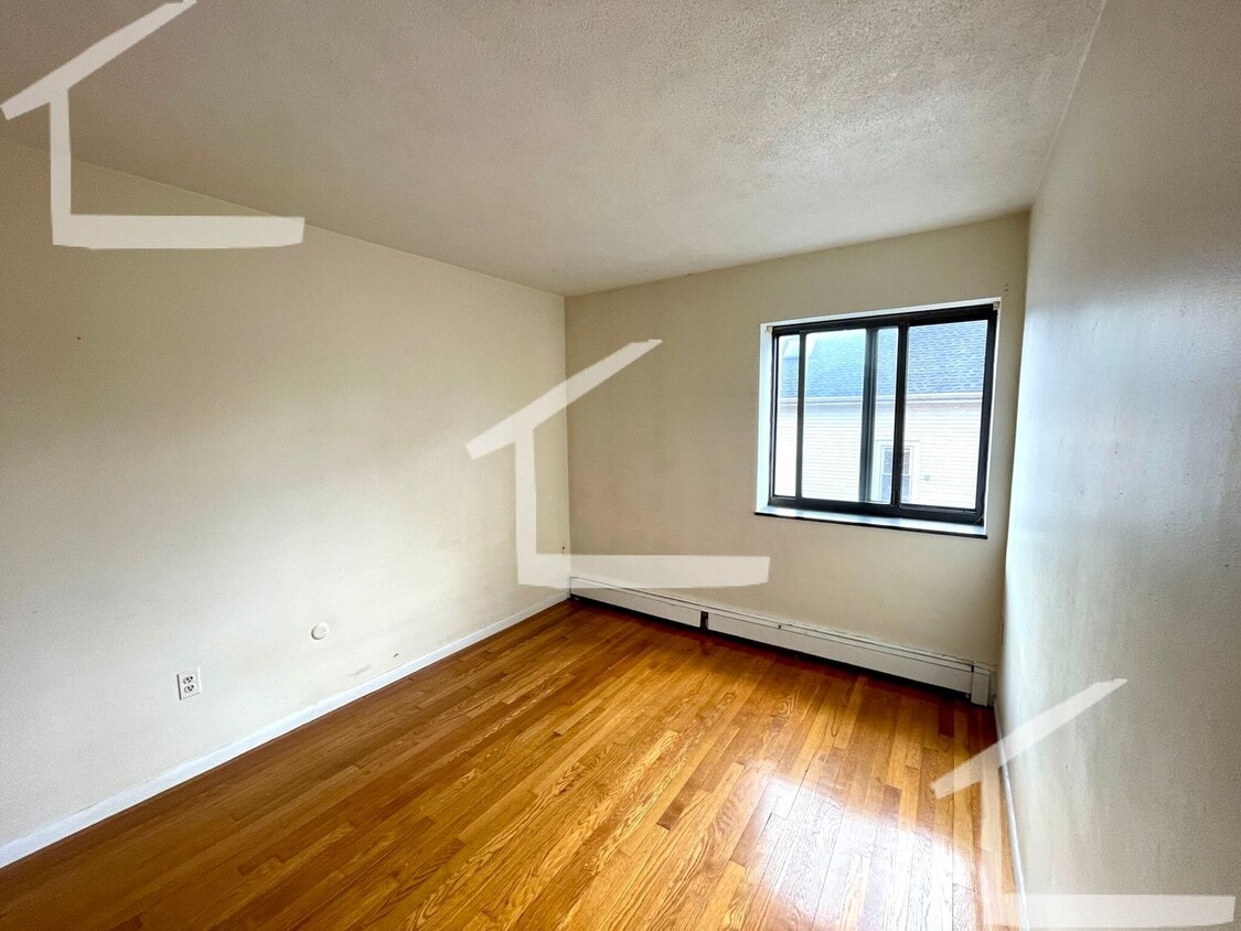 Foto del edificio - 2BR 1Bth unit. Heat/Hot Water included. Vacant, ready to show