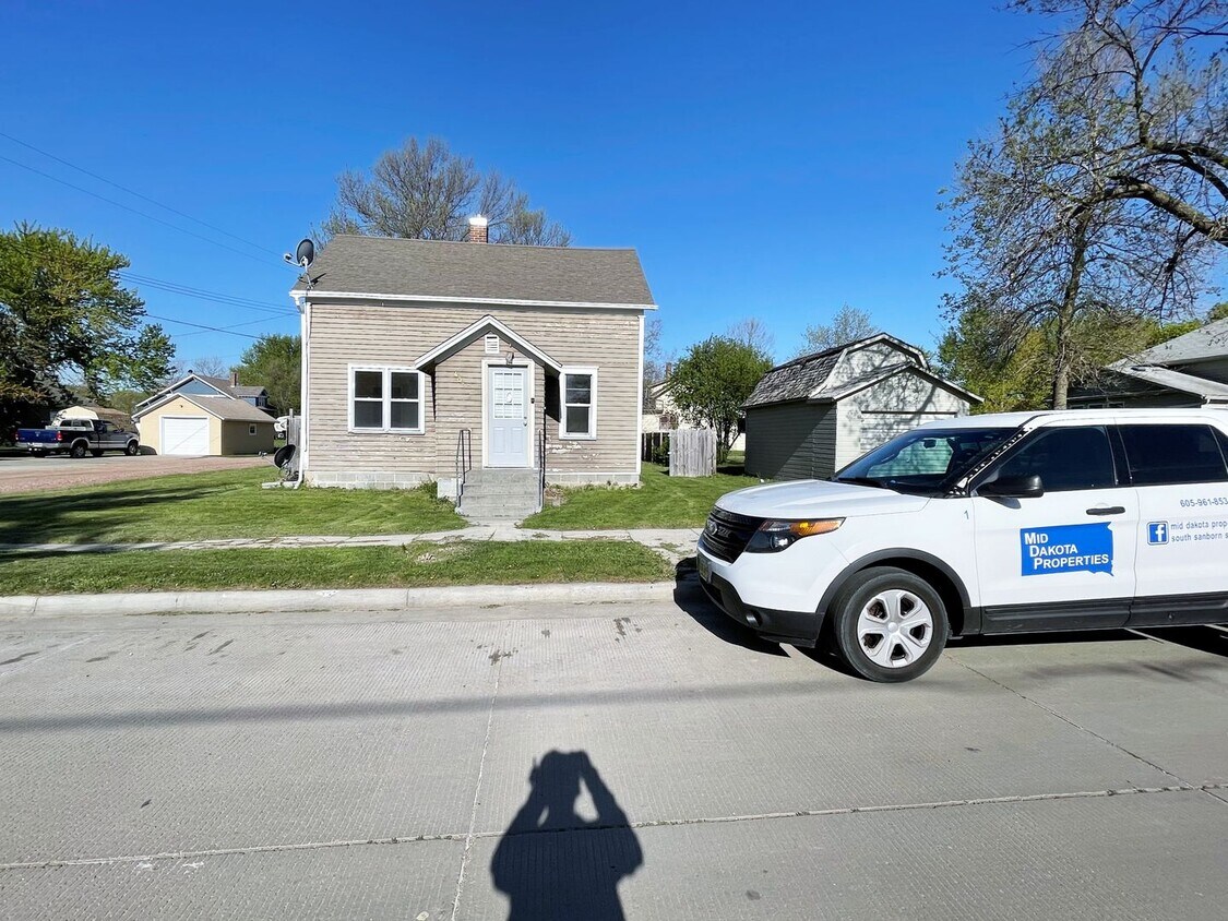 Primary Photo - 403 S 1st- 3 bedroom house in Parkston