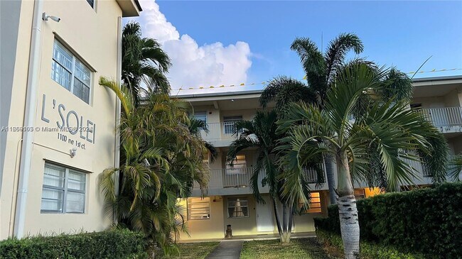 Foto del edificio - 1100 NE 1st Ct