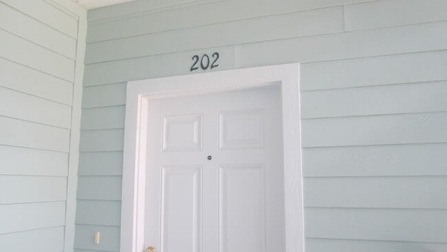 Building Photo - 8226 Green Parrot Rd