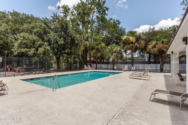 Building Photo - Kensington Lakes 1604