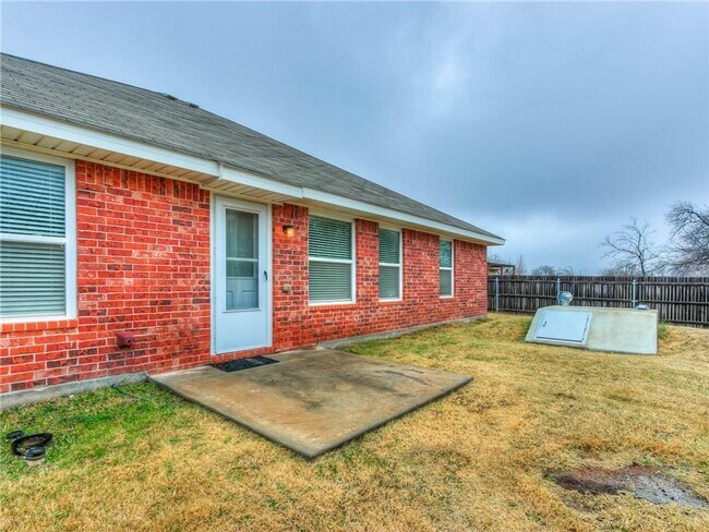 Foto del edificio - Upgraded Comfort on a Spacious Lot in Must...