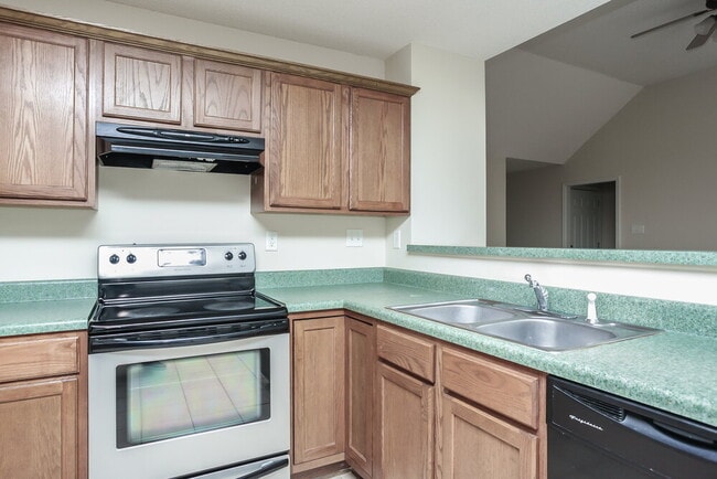 Building Photo - 305 Village Dr