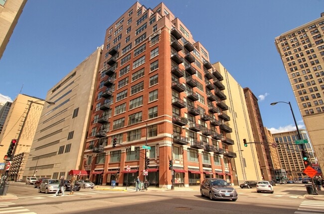 Building Photo - 547 S Clark St