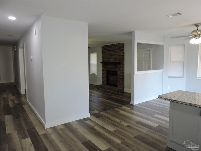 Building Photo - 526 Briarwood Dr