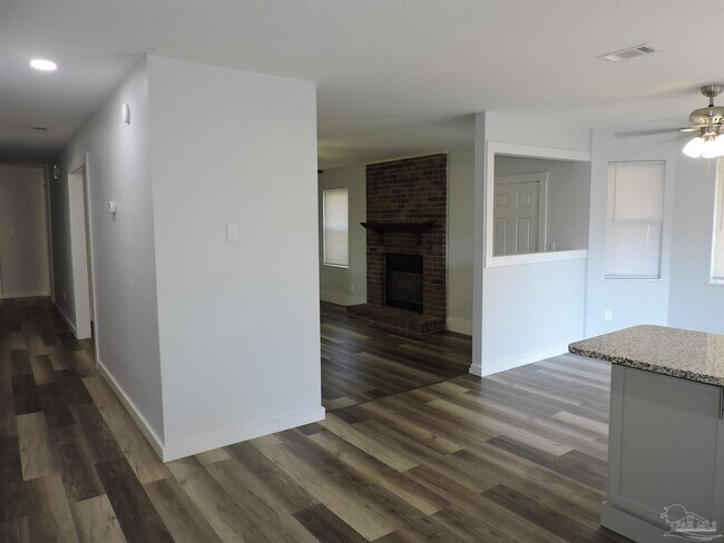 Foto del edificio - 526 Briarwood Dr