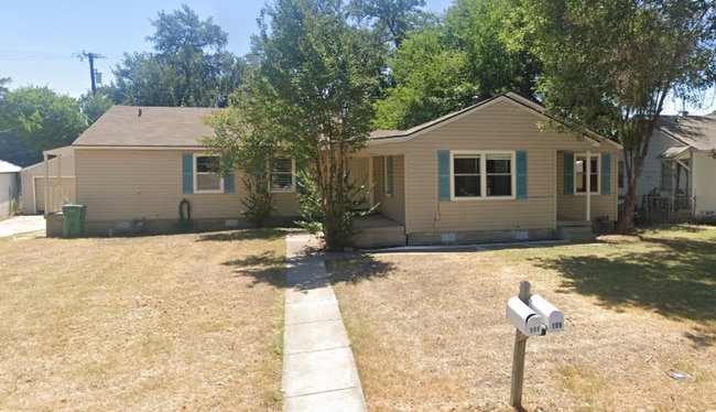 Building Photo - 109/111 E Comay Cir