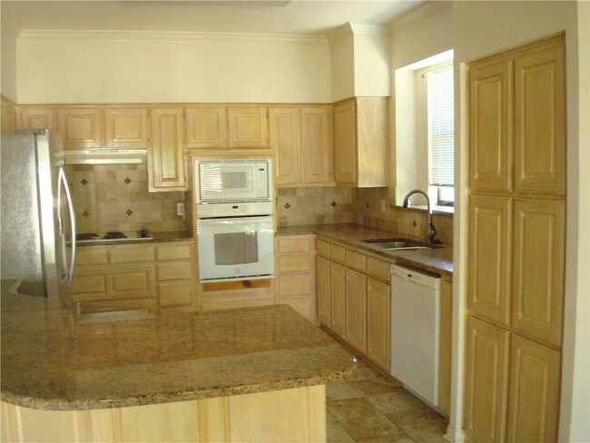 Building Photo - 4601 Oak Club Dr