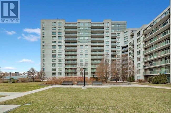 Photo du bâtiment - 812 Lansdowne Ave