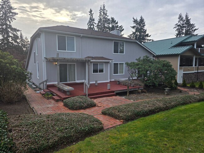 Building Photo - Twin Lakes life on a golf course - 4 bedroom 2.5 bathroom with 2 car garage - Move in now!