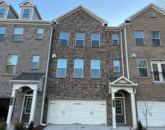 4 BEDROOM TOWNHOME IN CHAMBLEE! - 4 BEDROOM TOWNHOME IN CHAMBLEE!