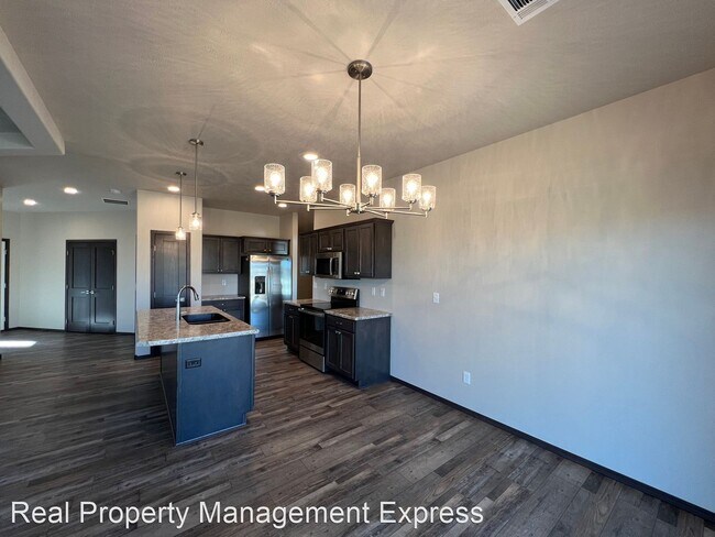 Building Photo - 2 br, 2 bath House - 4408 E Leubecher Place