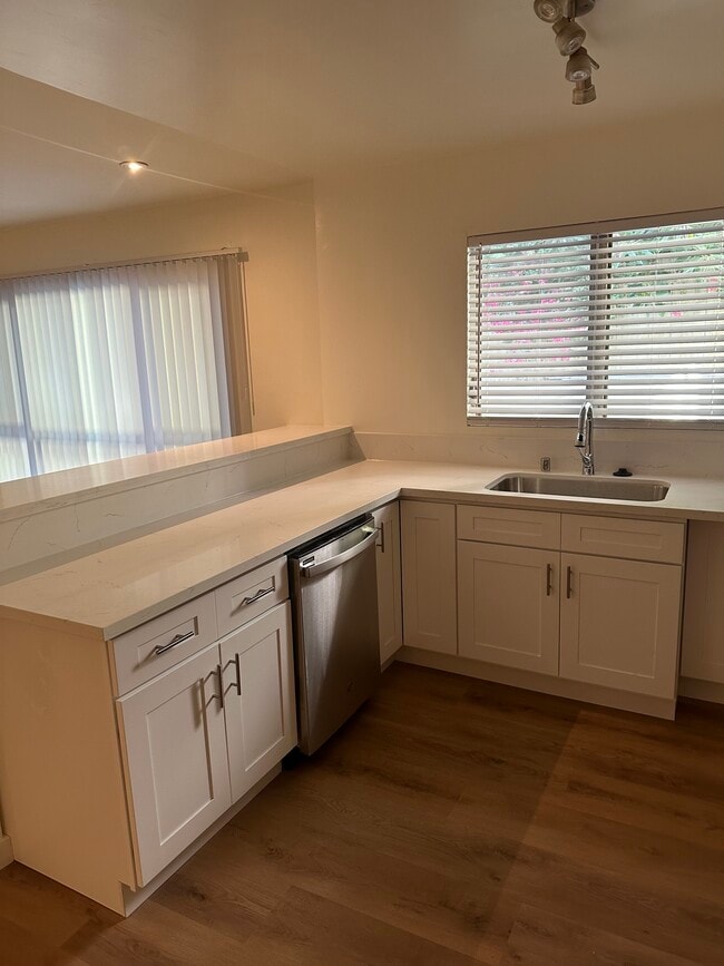 Building Photo - 8231 De Longpre Ave