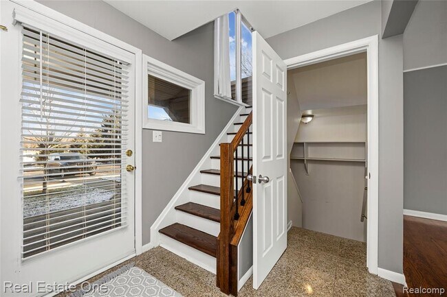 Foto del edificio - 556 Bloomfield Ct