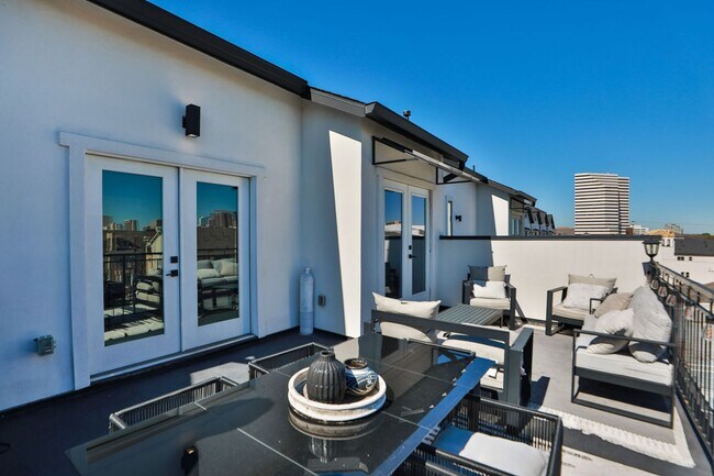 Foto del edificio - 5704 Fairdale Ln