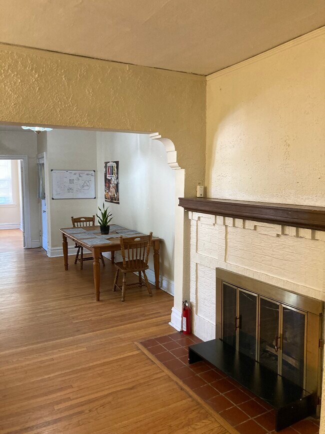 7208 Forsyth Blvd Unit 1E, Saint Louis, MO 63105 Apartments in Saint