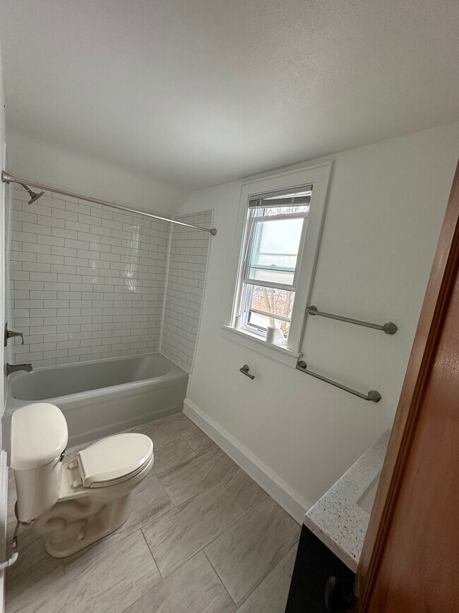 Baño - 736 S 2nd Ave