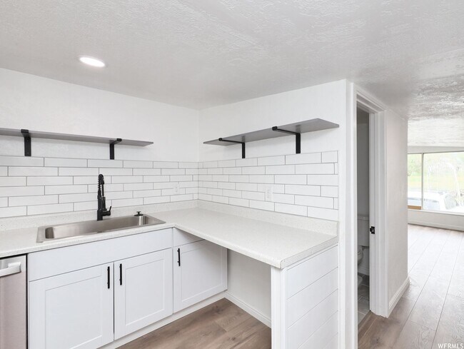 Building Photo - Price dropped ready to go! Don't miss out ...