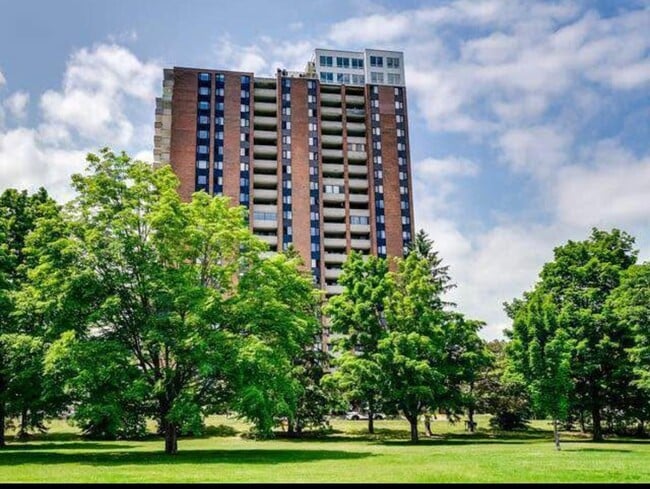 Building Photo - 285 Laurier St