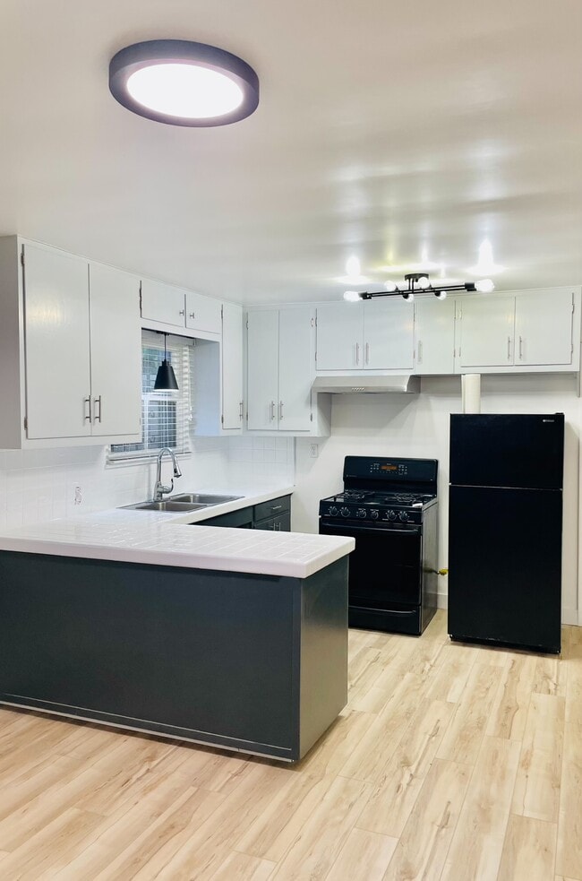 Cocina - 6203 Condon Ave