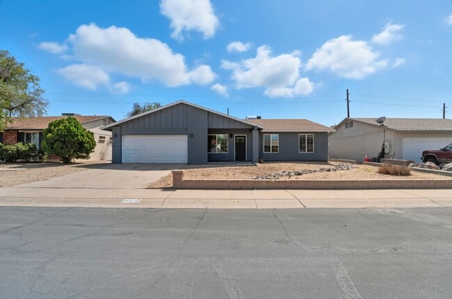Building Photo - Beautiful Glendale Home With Pool!