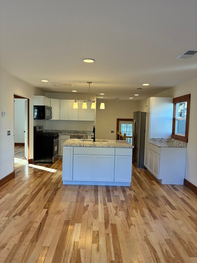 Building Photo - 875 W Oak St