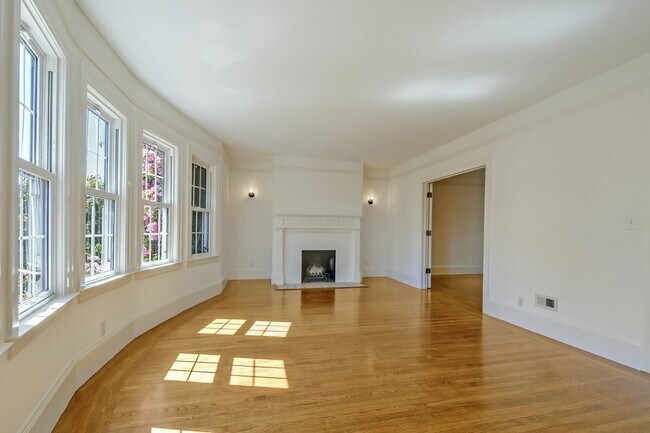 Building Photo - 3221 Gough St