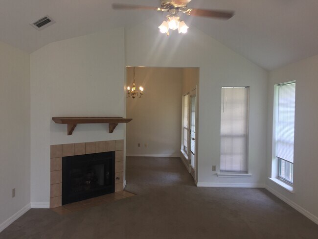 Building Photo - Lovely 2 br 2 ba patio home for lease outs...