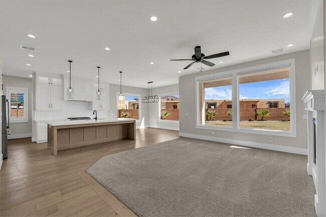 Foto del edificio - Custom 6 Bedroom Home in Great Location.
