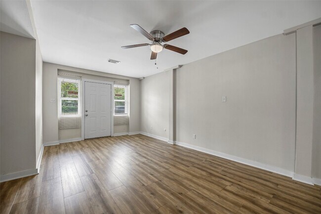Foto del edificio - 6918 Irvington Blvd