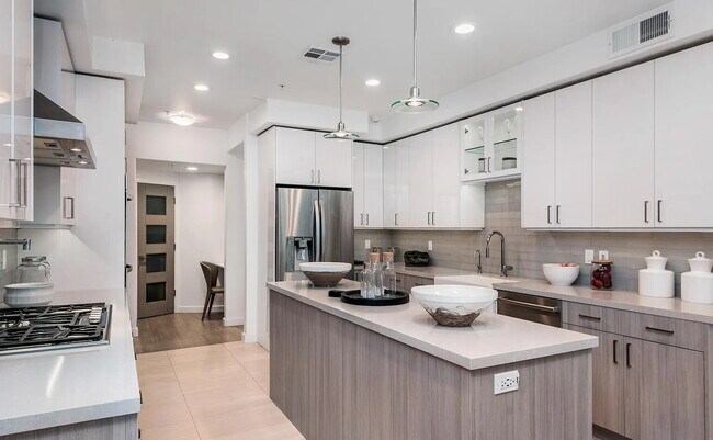 Foto del edificio - "Charming 1-Bedroom Retreat in Redwood City – Your Perfect Cozy Haven!"