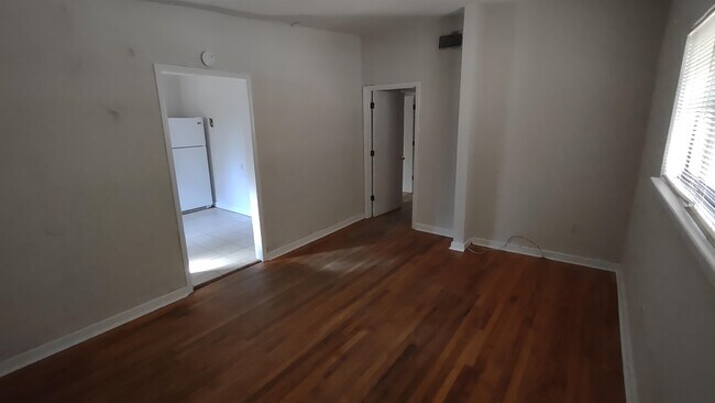 Building Photo - 1642 Mayhew St