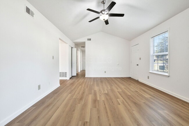 Foto del edificio - 5628 Wooded Lake Dr