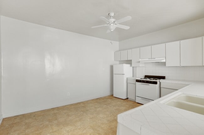 Building Photo - B29--2601-11 S Orchard/1238 W Adams