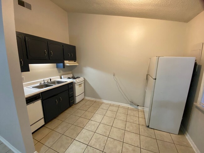 Building Photo - 1BR/1BA For Rent