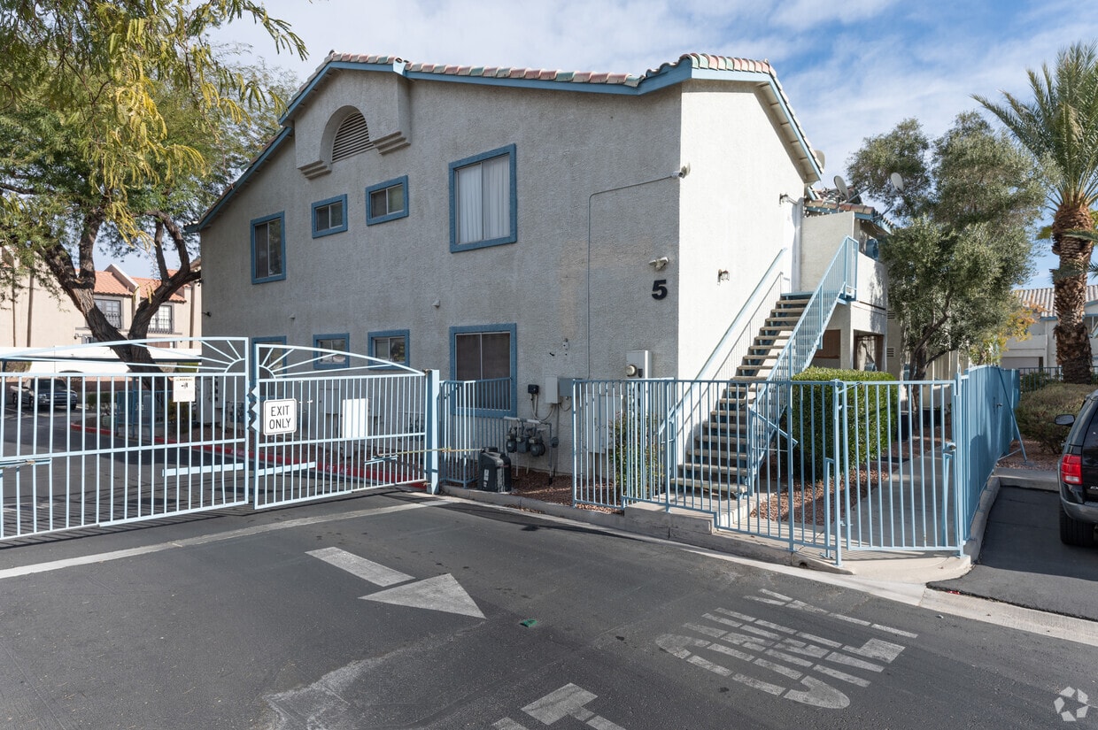 Foto principal - 4960 Harrison Dr