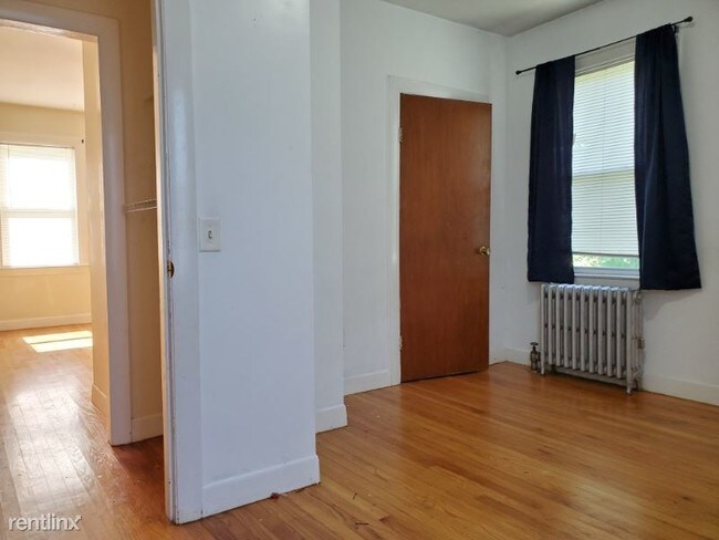 Building Photo - 3 br, 1 bath Apartment - 89 A Ten Rod Road