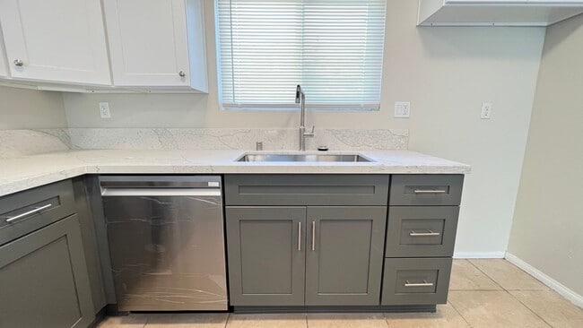Building Photo - Lovely 3 Bed 2.5 Bath Townhome with 2 Car ...