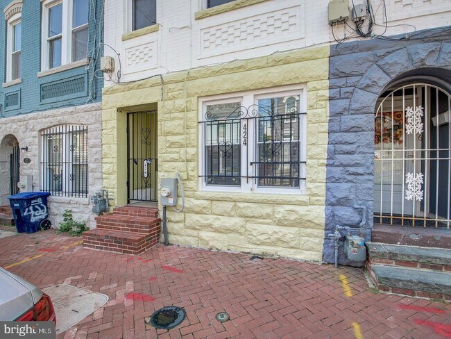 Building Photo - 424 Elm St NW